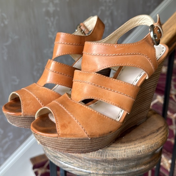 Coach Jazlyn Vachetta Wedge Tan Size 9 B. Very good condition. - Picture 13 of 15